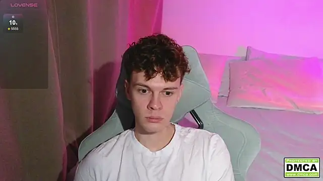 Snapshot of cute_thomas chatting on 12.22.25 cute thomas online show from 12.22.25