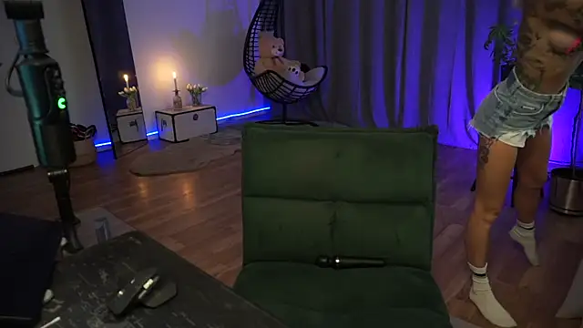 Snapshot of LaraPunkt chatting on 09.20.25 LaraPunkt online show from 09.20.25