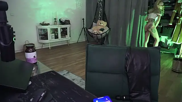 Snapshot of LaraPunkt chatting on 02.06.26 LaraPunkt online show from 02.06.26