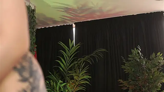 Snapshot of HotSkinnyX chatting on 03.14.25 HotSkinnyX online show from 03.14.25