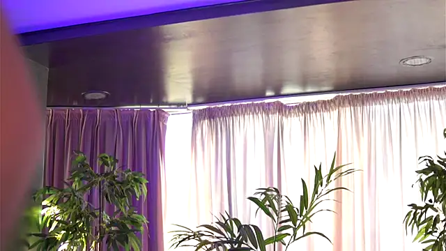 Snapshot of HotSkinnyX chatting on 09.18.25 HotSkinnyX online show from 09.18.25