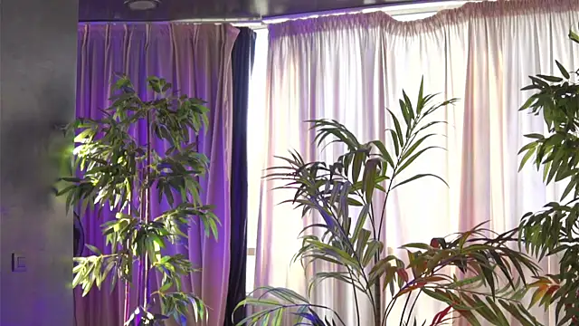 Snapshot of HotSkinnyX chatting on 09.21.25 HotSkinnyX online show from 09.21.25