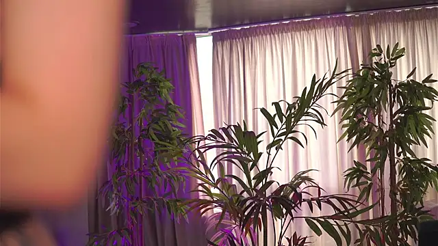 Snapshot of HotSkinnyX chatting on 11.09.25 HotSkinnyX online show from 11.09.25