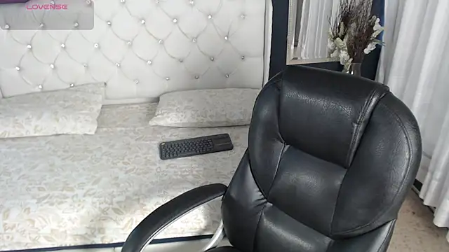 Snapshot of LiaVillalobos chatting on 09.25.25 LiaVillalobos online show from 09.25.25