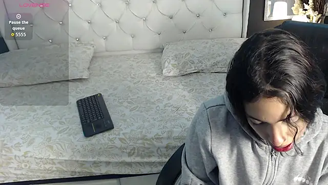 Snapshot of LiaVillalobos chatting on 10.17.25 LiaVillalobos online show from 10.17.25