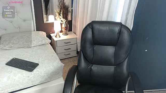 Snapshot of LiaVillalobos chatting on 10.18.25 LiaVillalobos online show from 10.18.25