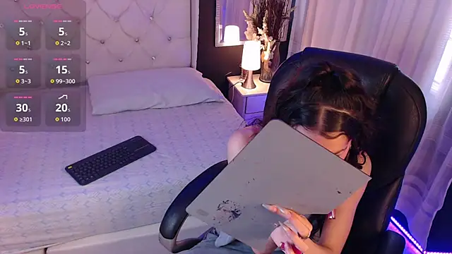 Snapshot of LiaVillalobos chatting on 10.20.25 LiaVillalobos online show from 10.20.25