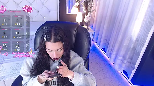 Snapshot of LiaVillalobos chatting on 11.28.25 LiaVillalobos online show from 11.28.25