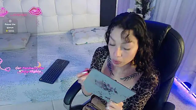 Snapshot of LiaVillalobos chatting on 12.16.25 LiaVillalobos online show from 12.16.25