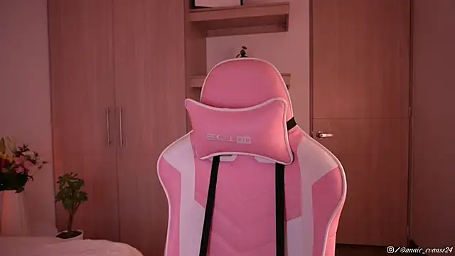 Snapshot of annie24_evans chatting on 03.05.25 annie24 evans online show from 03.05.25