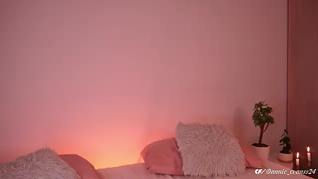 Snapshot of annie24_evans chatting on 03.19.25 annie24 evans online show from 03.19.25