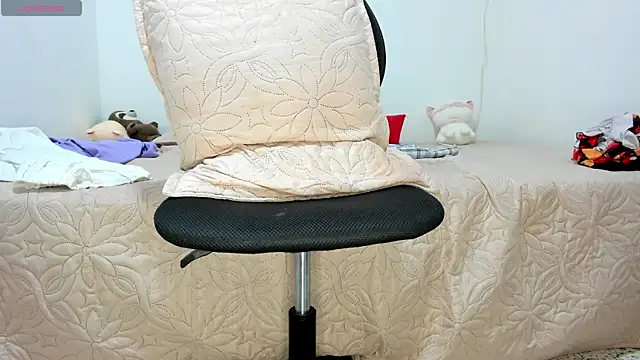 Snapshot of santhi_lee chatting on 04.04.26 santhi lee online show from 04.04.26