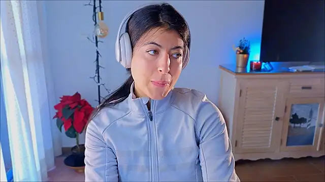 Snapshot of anabelcurvy chatting on 12.07.24 anabelcurvy online show from 12.07.24