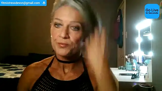 Snapshot of Devon2020 chatting on 05.29.26 Devon2020 online show from 05.29.26