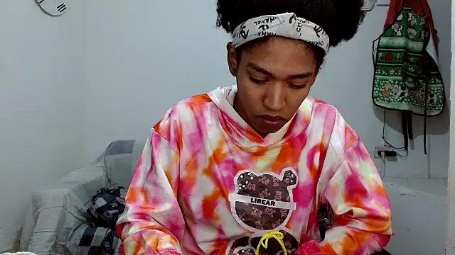 Snapshot of angelamarie1 chatting on 11.04.25 angelamarie1 online show from 11.04.25