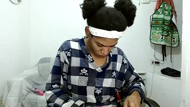 Snapshot of angelamarie1 chatting on 11.05.25 angelamarie1 online show from 11.05.25