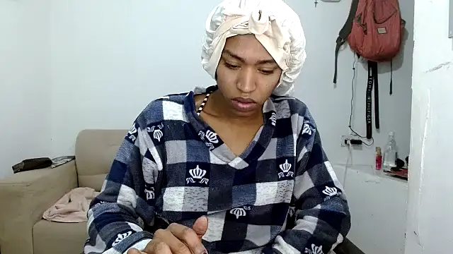 Snapshot of angelamarie1 chatting on 12.04.25 angelamarie1 online show from 12.04.25