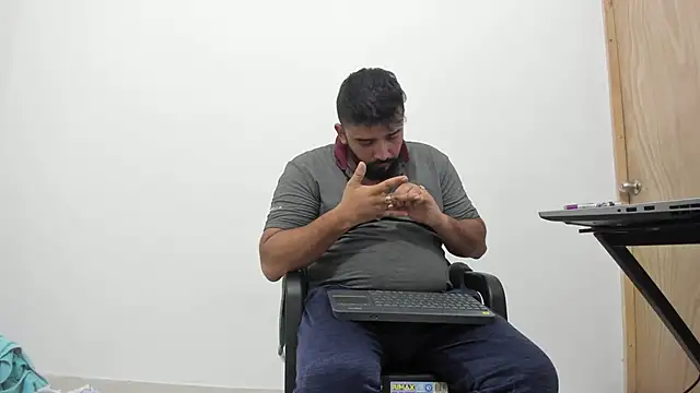 Snapshot of isearchcompany chatting on 11.01.25 isearchcompany online show from 11.01.25