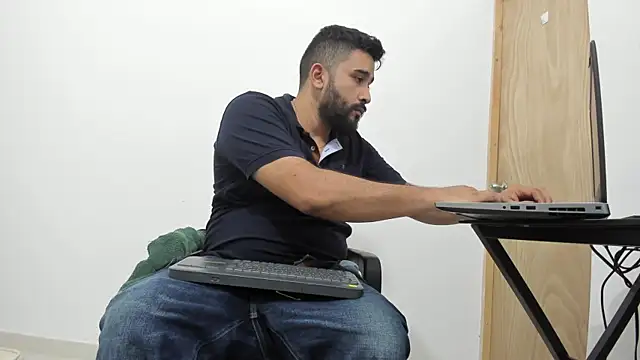 Snapshot of isearchcompany chatting on 11.04.25 isearchcompany online show from 11.04.25