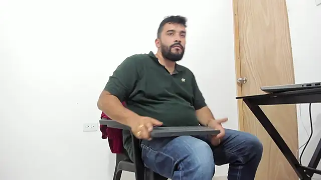 Snapshot of isearchcompany chatting on 11.06.25 isearchcompany online show from 11.06.25