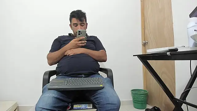 Snapshot of isearchcompany chatting on 11.30.25 isearchcompany online show from 11.30.25