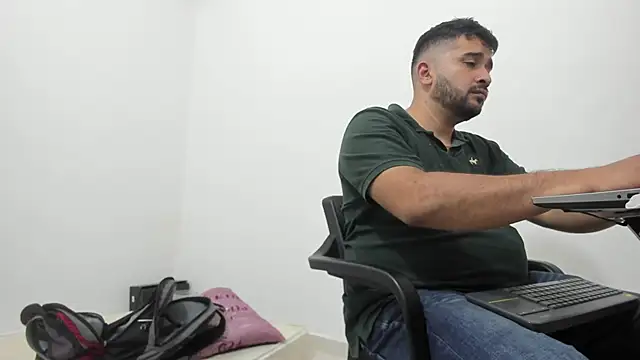 Snapshot of isearchcompany chatting on 12.15.25 isearchcompany online show from 12.15.25