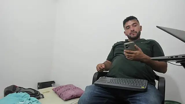 Snapshot of isearchcompany chatting on 12.16.25 isearchcompany online show from 12.16.25