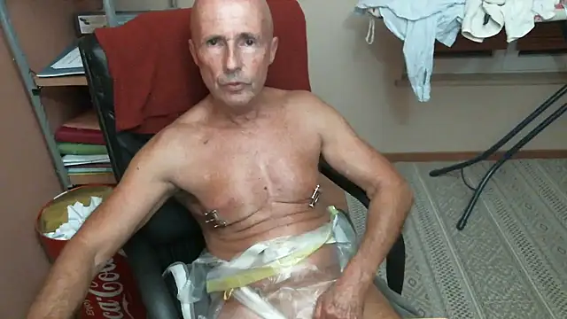 Snapshot of olibrius71 chatting on 11.16.25 olibrius71 online show from 11.16.25