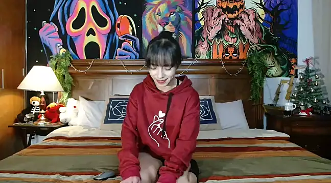 Snapshot of MINI_Petite chatting on 12.22.24 MINI Petite online show from 12.22.24