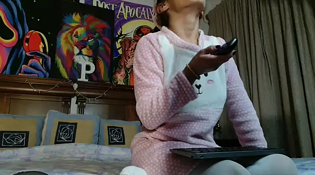 Snapshot of MINI_Petite chatting on 12.24.24 MINI Petite online show from 12.24.24