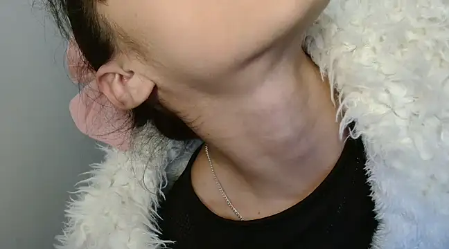 Snapshot of MINI_Petite chatting on 01.04.25 MINI Petite online show from 01.04.25