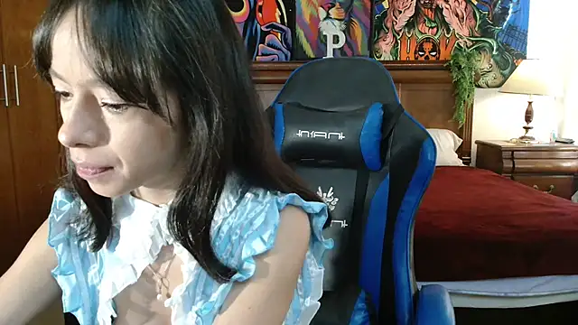 Snapshot of MINI_Petite chatting on 01.13.25 MINI Petite online show from 01.13.25