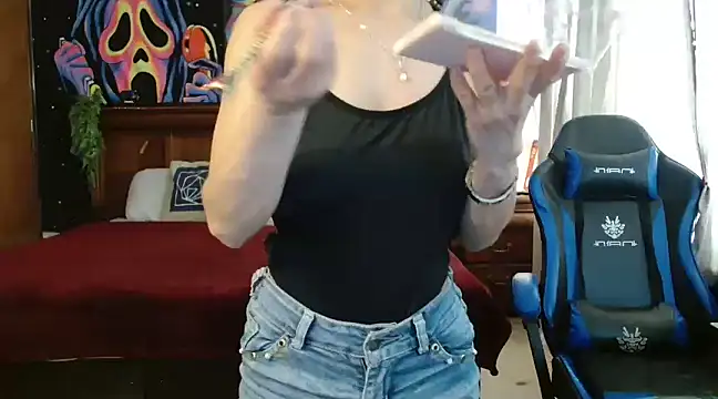 Snapshot of MINI_Petite chatting on 01.17.25 MINI Petite online show from 01.17.25