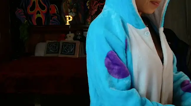 Snapshot of MINI_Petite chatting on 01.18.25 MINI Petite online show from 01.18.25