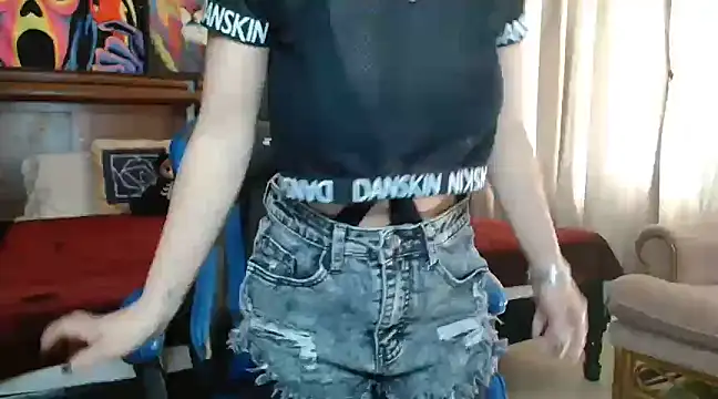 Snapshot of MINI_Petite chatting on 02.06.25 MINI Petite online show from 02.06.25