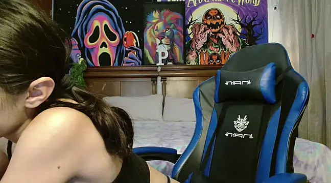 Snapshot of MINI_Petite chatting on 02.15.25 MINI Petite online show from 02.15.25