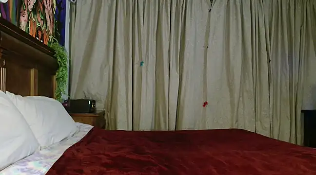 Snapshot of MINI_Petite chatting on 02.19.25 MINI Petite online show from 02.19.25