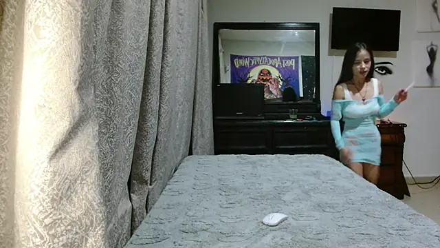 Snapshot of MINI_Petite chatting on 10.11.25 MINI Petite online show from 10.11.25