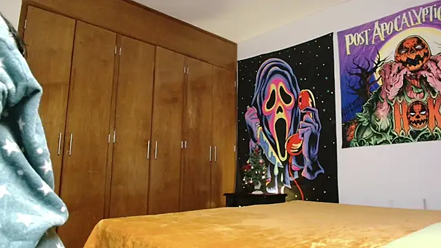 Snapshot of MINI_Petite chatting on 12.15.25 MINI Petite online show from 12.15.25