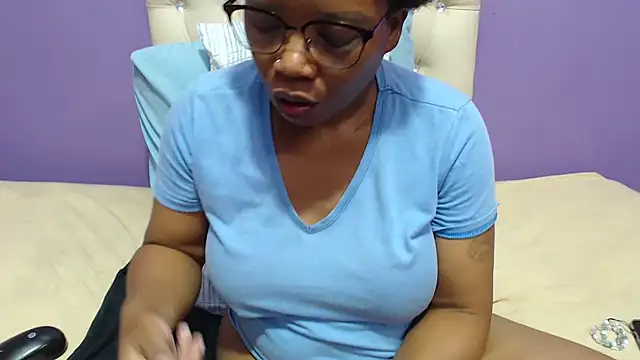 Snapshot of PeachAss4UU chatting on 02.15.25 PeachAss4UU online show from 02.15.25