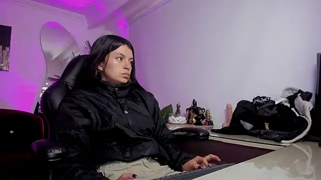 Meghan320 online show from 10.29.25