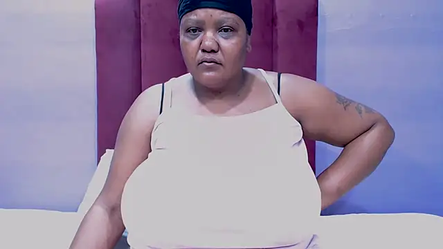 Snapshot of GiantTittts chatting on 11.07.25 GiantTittts online show from 11.07.25