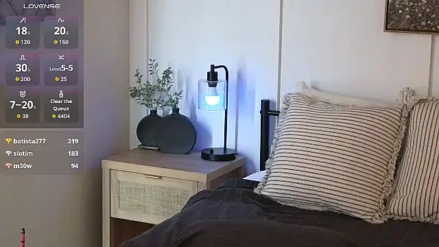 Snapshot of CharlotteDoe chatting on 09.30.25 CharlotteDoe online show from 09.30.25