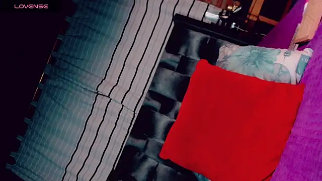 Snapshot of CharlotteBigCock chatting on 02.21.25 CharlotteBigCock online show from 02.21.25