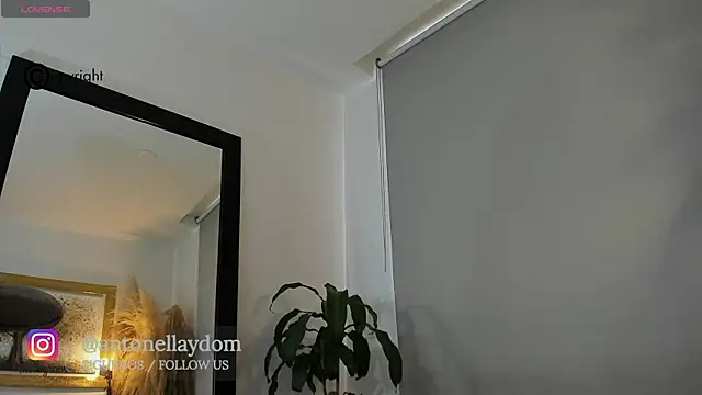 Snapshot of antonella_dom1 chatting on 10.21.25 antonella dom1 online show from 10.21.25