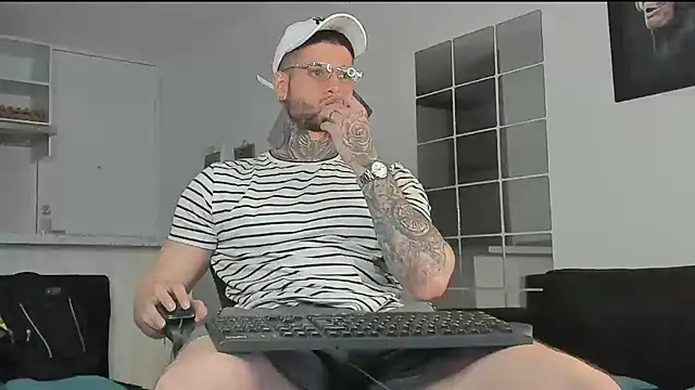 Snapshot of _jamesleandros1 chatting on 01.06.25 jamesleandros1 online show from 01.06.25