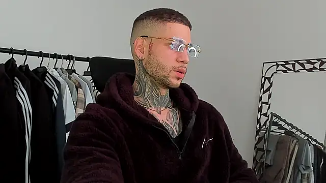 Snapshot of _jamesleandros1 chatting on 11.23.25 jamesleandros1 online show from 11.23.25