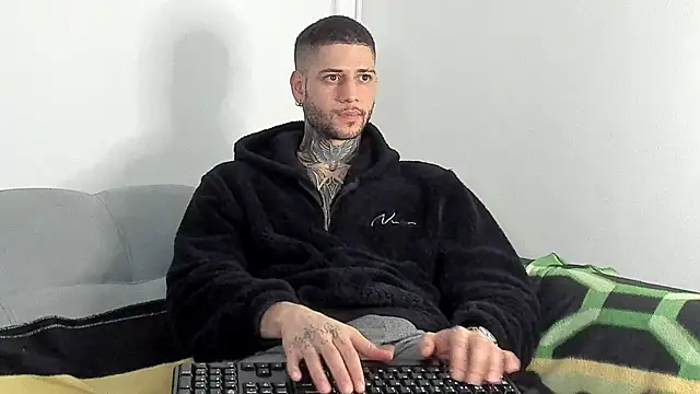 Snapshot of _jamesleandros1 chatting on 11.28.25 jamesleandros1 online show from 11.28.25