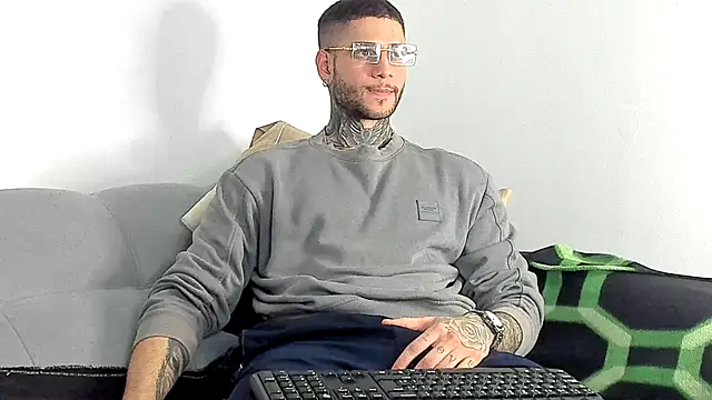 Snapshot of _jamesleandros1 chatting on 11.29.25 jamesleandros1 online show from 11.29.25