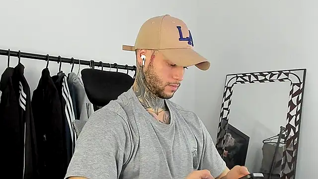 Snapshot of _jamesleandros1 chatting on 12.14.25 jamesleandros1 online show from 12.14.25